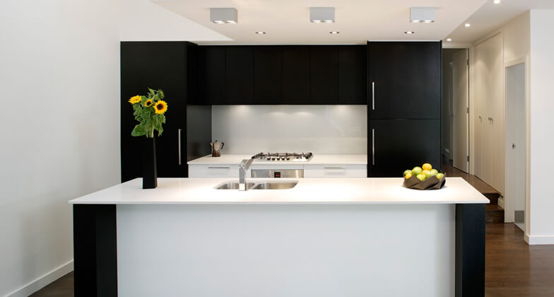 Featured image of post White Kitchen Black Worktop What Colour Floor : White kitchens are an absolute classic.