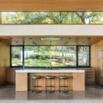 Modern U-Shape kitchen with Island in Caesarstone 5131 Calacatta Nuvo | 3001